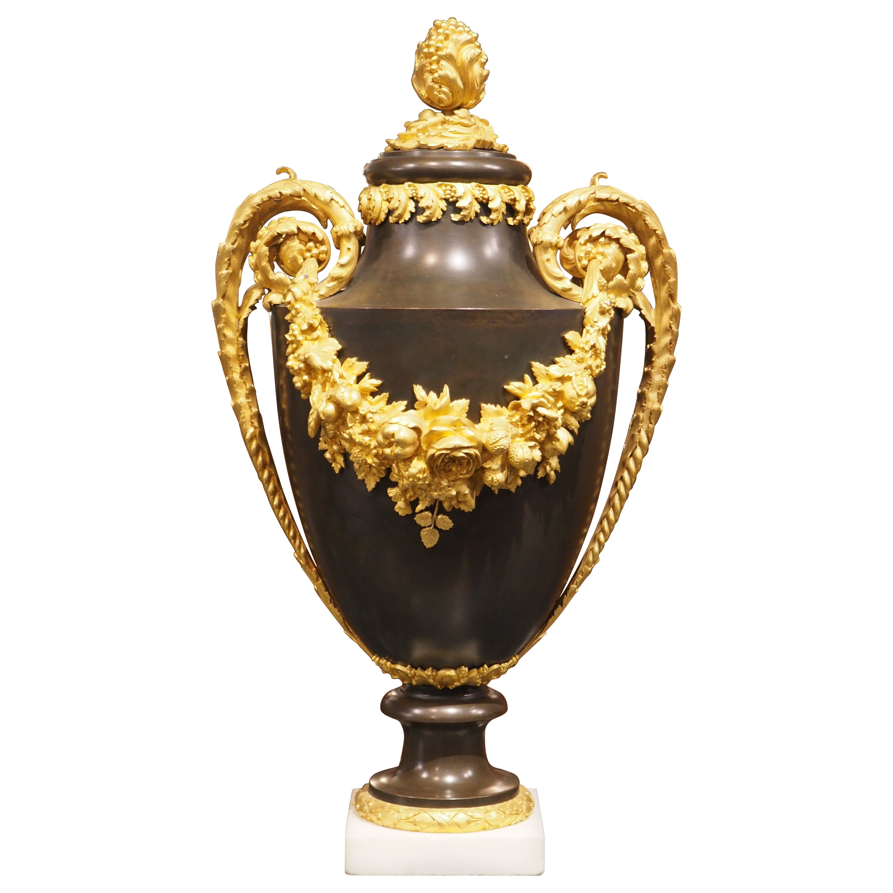 Große französische Urne aus vergoldeter Bronze im Louis-XVI.-Stil, um 1860