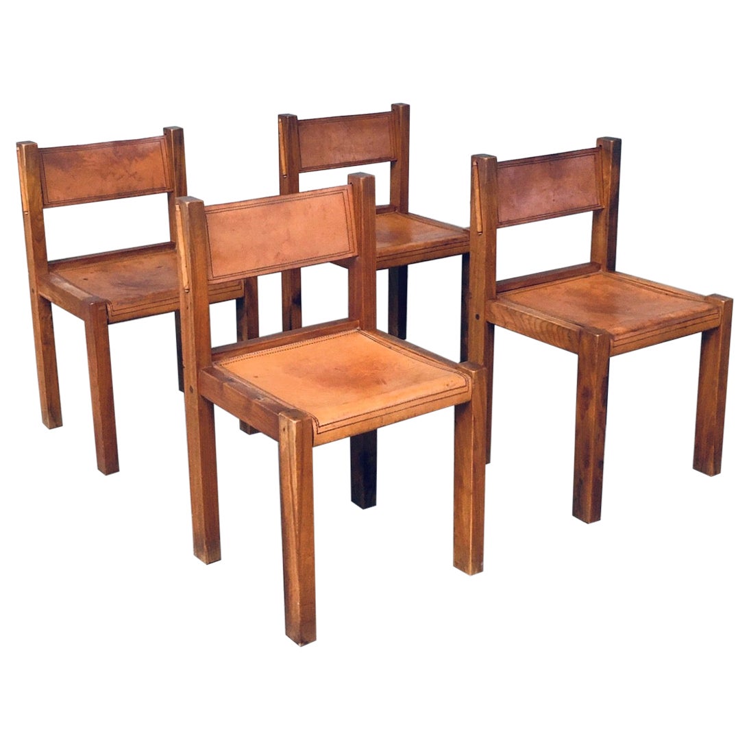 Ensemble de chaises de salle à manger des années 1960 en orme et cuir cognac à la manière de Pierre Chapo en vente