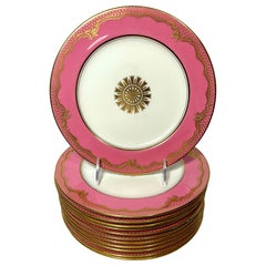 12 antike englische rosa & erhabene Gold-Dessertteller mit Medaillon in der Mitte