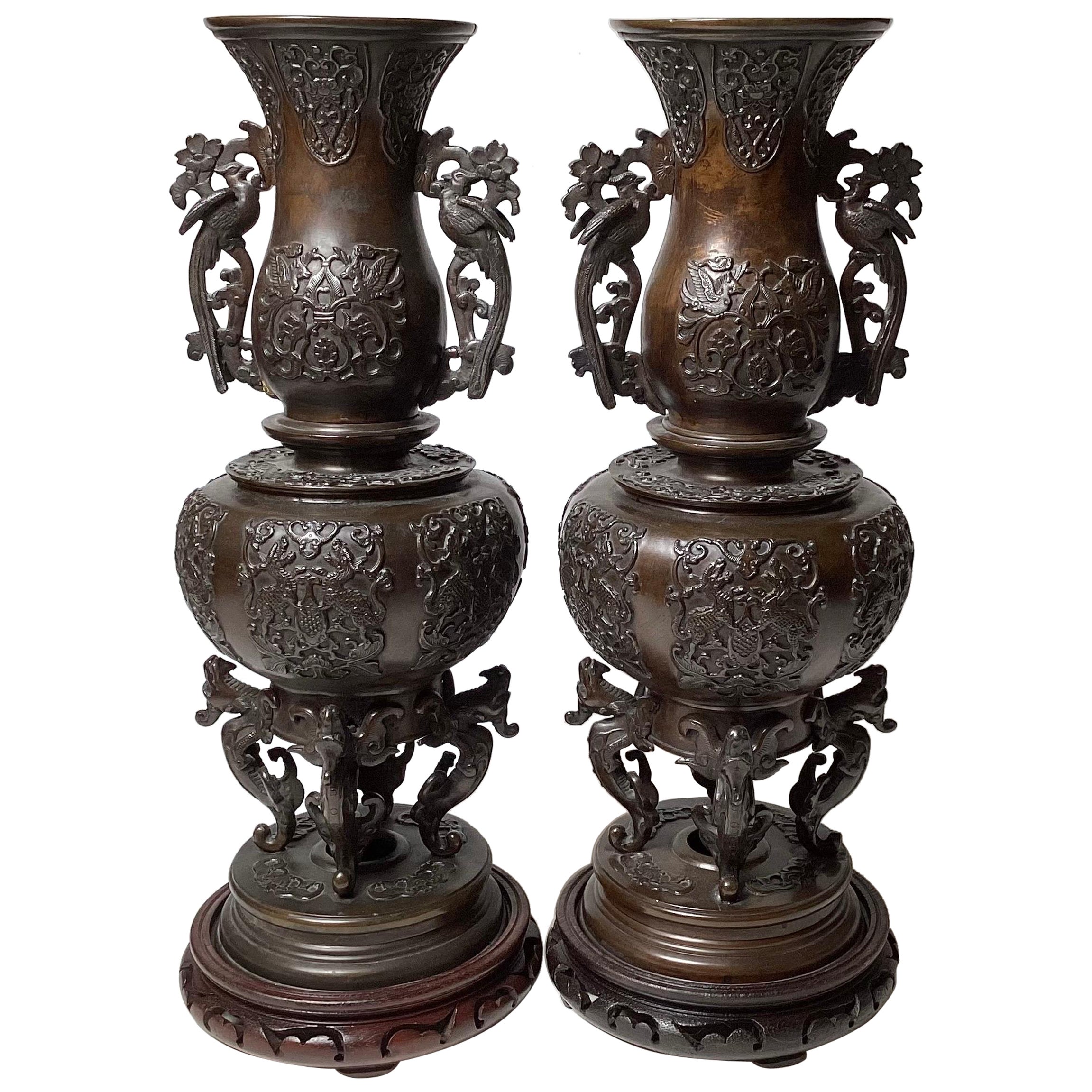 Paar figurale, hohe Vasen aus patinierter Bronze aus der Meiji-Periode  im Angebot