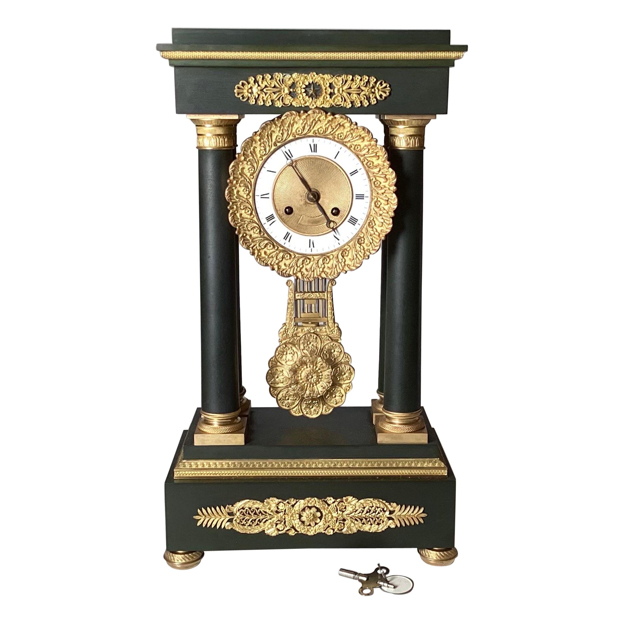 Horloge de portique en bronze patiné et doré de style néoclassique français vers 1875 en vente