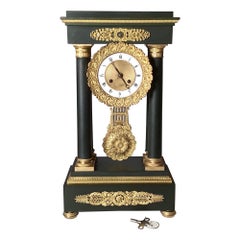 Horloge de portique en bronze patiné et doré de style néoclassique français vers 1875