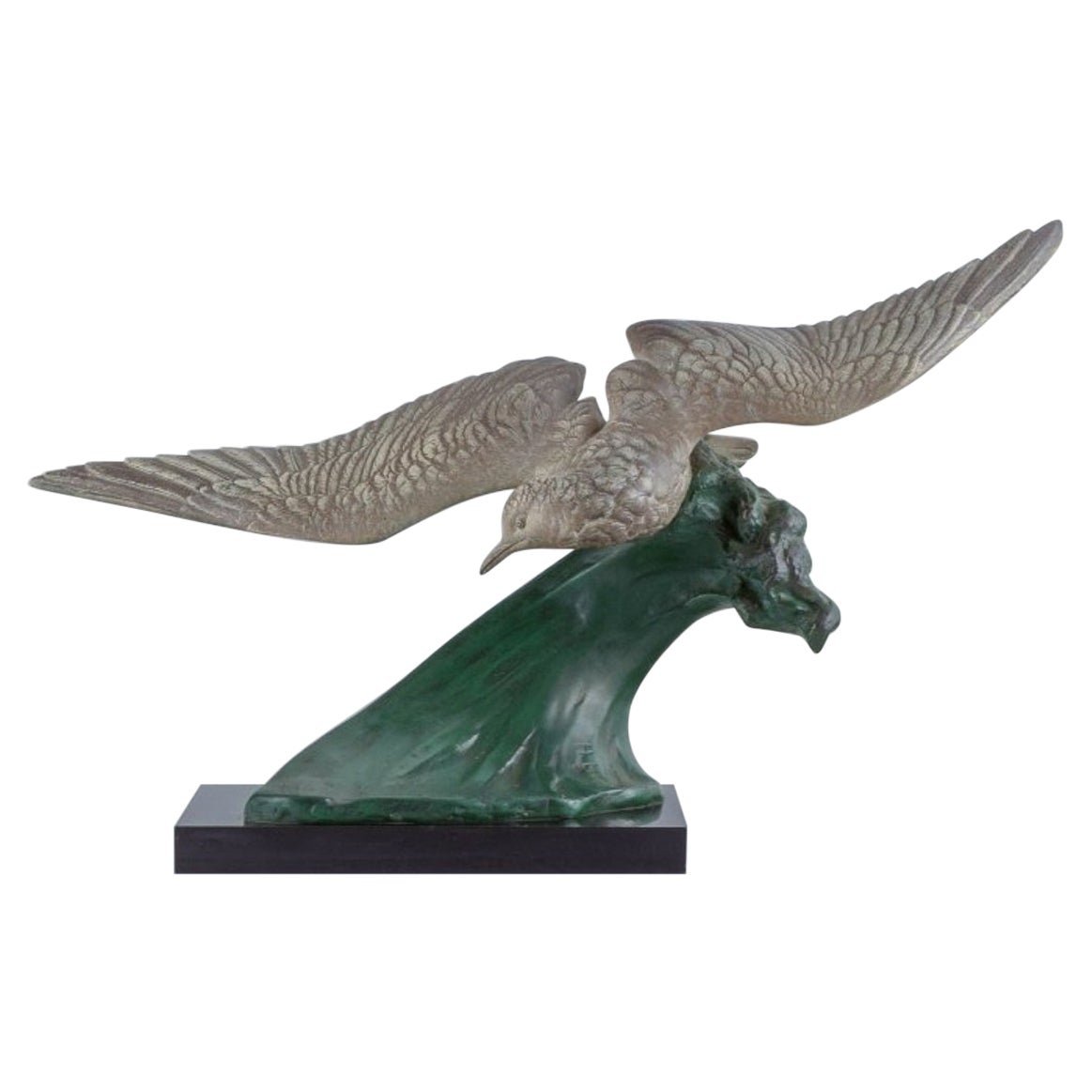 Colossal-Skulptur nach Henry Lechesne. Vogel mit ausgestreckten Flügeln im Angebot