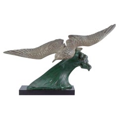 Colossal-Skulptur nach Henry Lechesne. Vogel mit ausgestreckten Flügeln