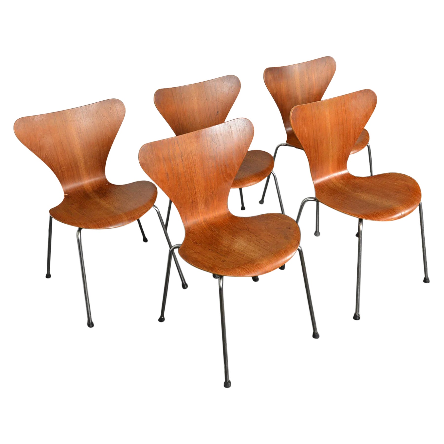 Satz von fünf stapelbaren Teakholz-Esszimmerstühlen, Modell 3107 Arne Jacobsen Serie 7, Serie im Angebot