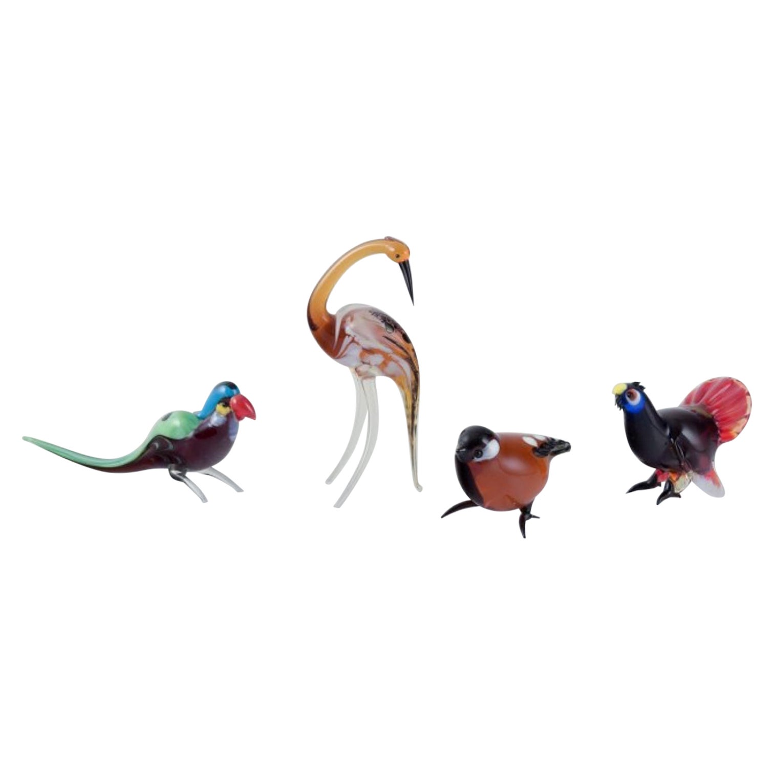 Murano, Italie. Une collection de quatre figurines d'oiseaux miniatures en verre. en vente
