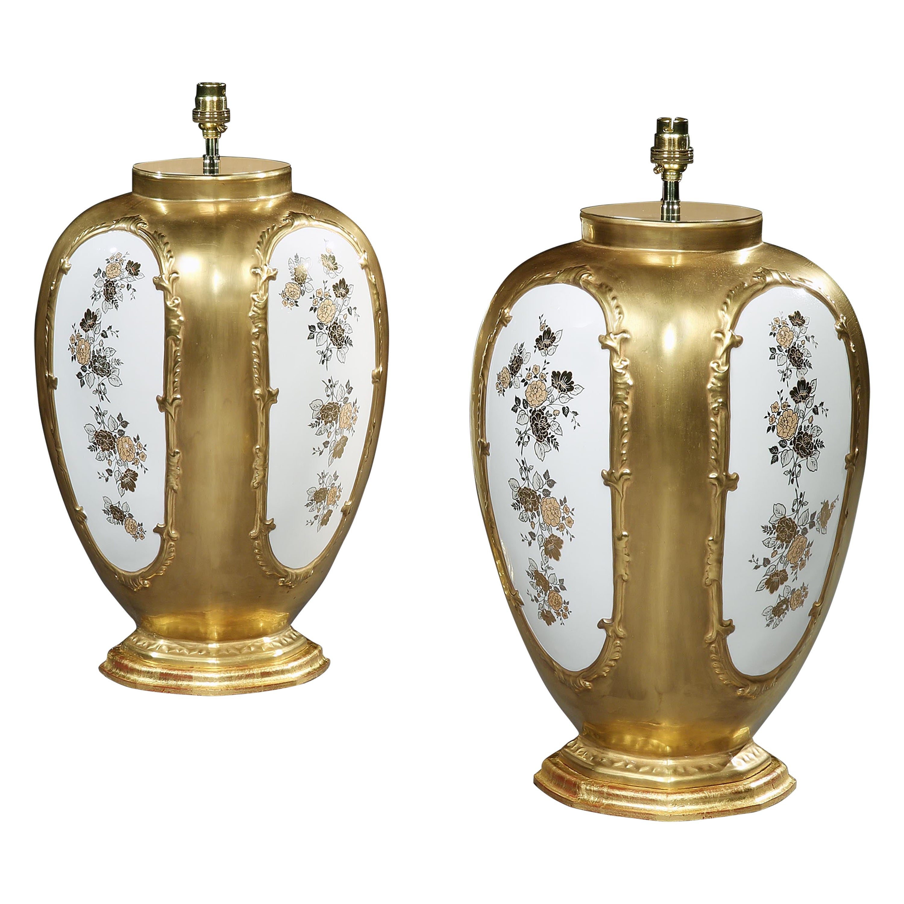 Paar italienische Tischlampen aus vergoldetem Porzellan des 20. Jahrhunderts im Angebot