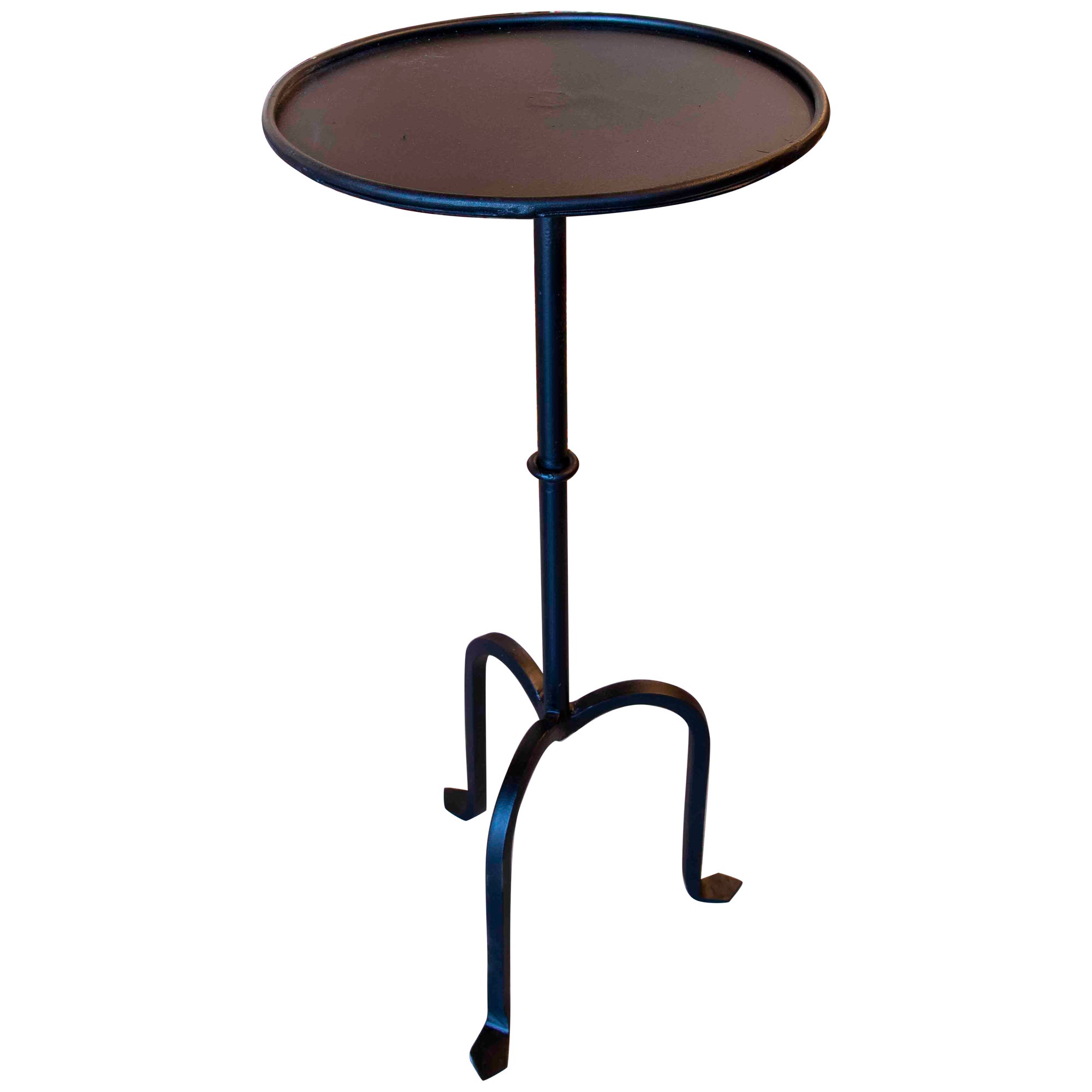 Table d'appoint en fer avec plateau rond et trois pieds en vente