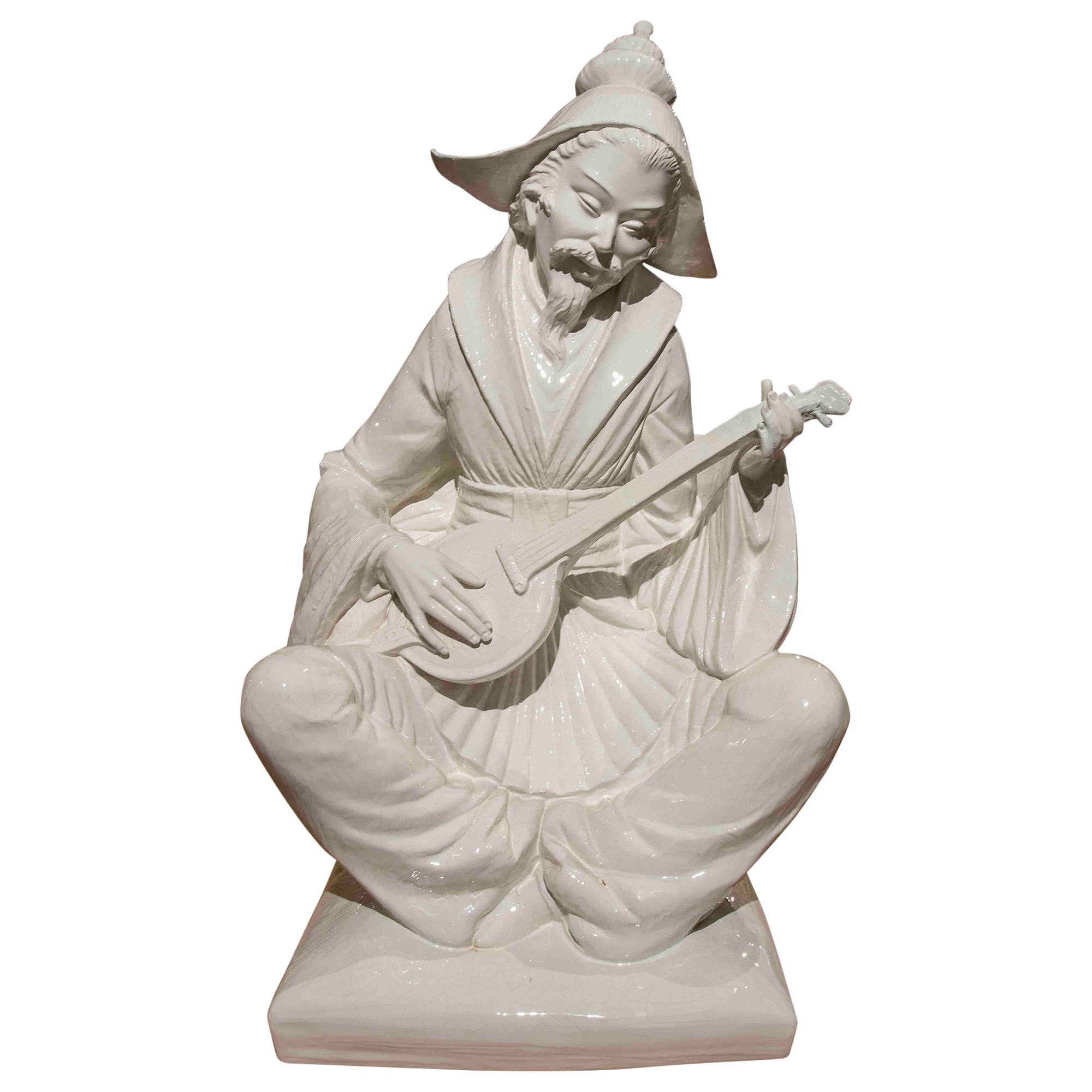 Figura de cerámica esmaltada blanca de Domenico Poloniato de un personaje oriental