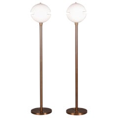 Paar maßgeschneiderte Split-Globe-Glas-Stehlampen mit dunklem Messingsockel