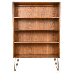 Henredon Mid-Century Modern Oak Bookcase on Hairpin Legs, Circa 1970s