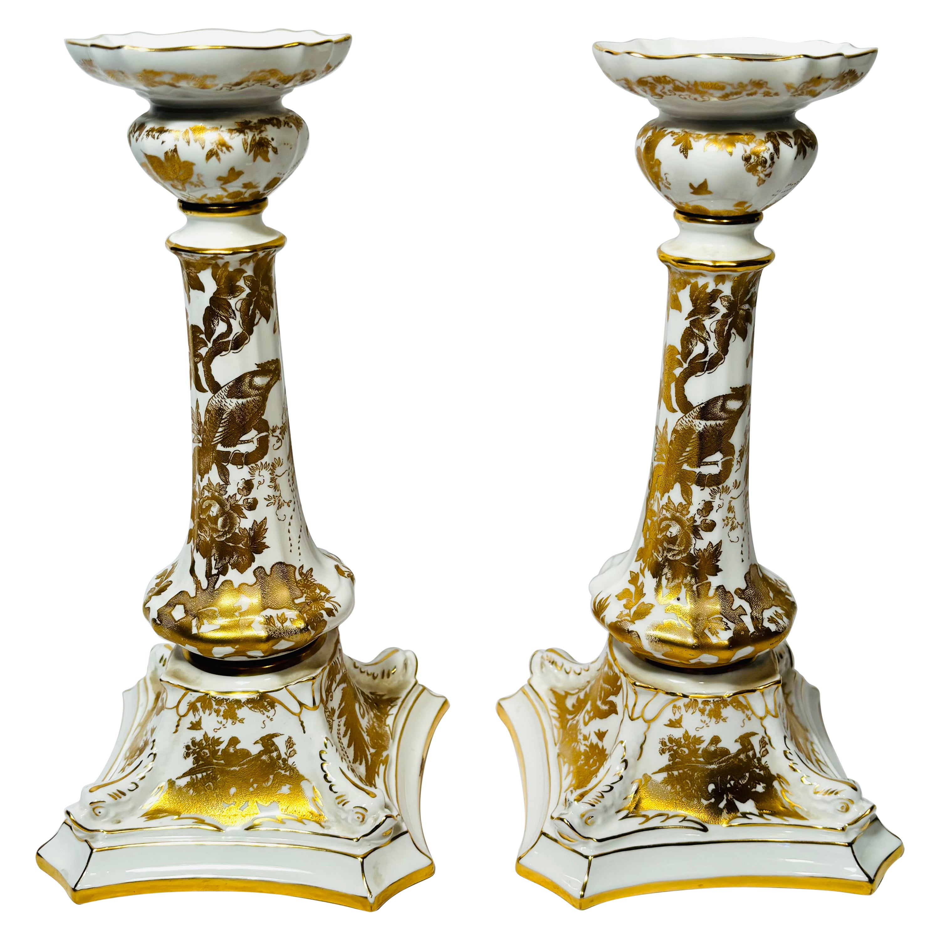 Ein Paar Royal Crown Derby „Gold Aves“-Kerzenständer. Vintage mit Delphin-Sockeln
