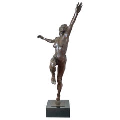 Une sculpture en bronze et marbre intitulée Joy de Kirsten Kokkin