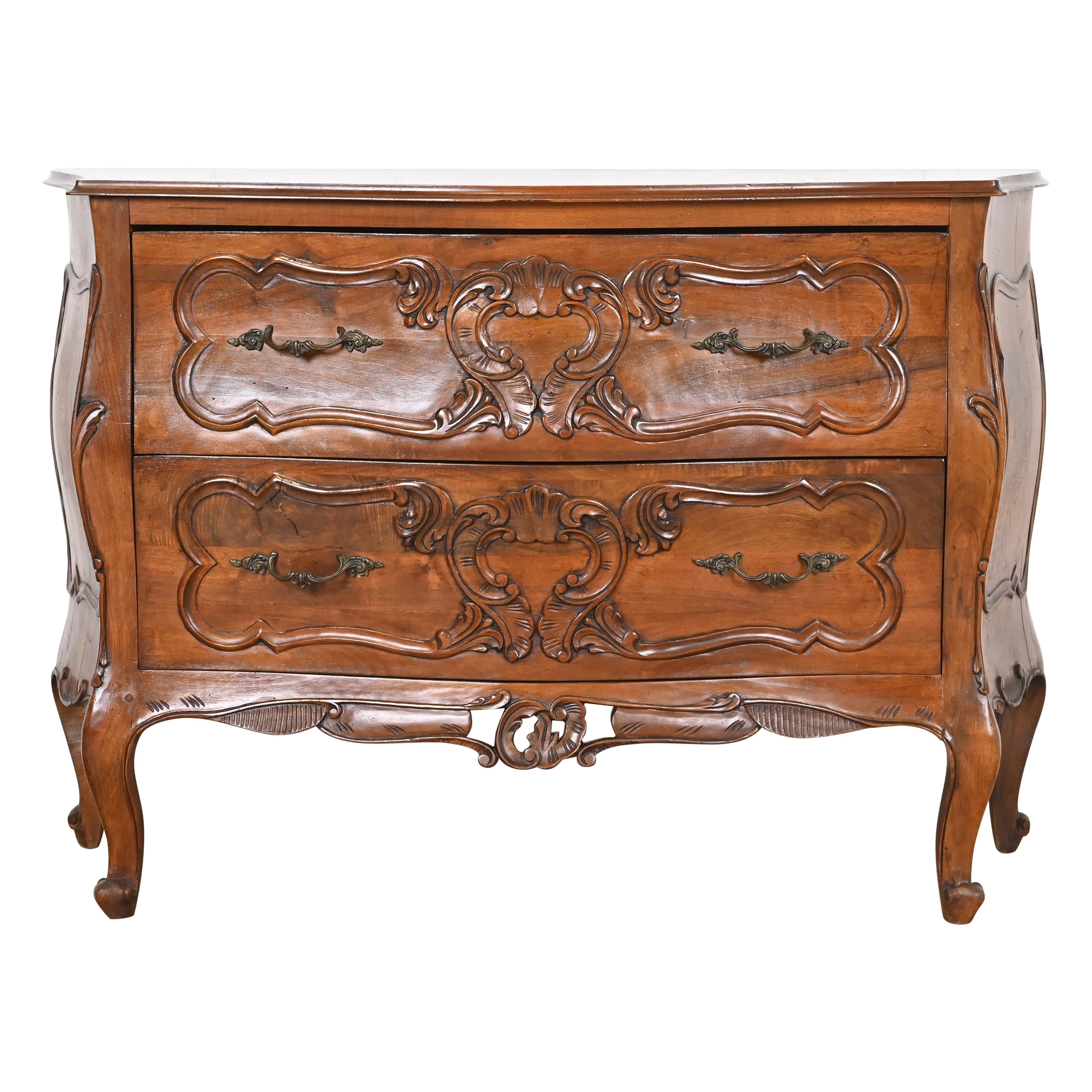 Commode ou commode Bombay italienne en noyer sculpté Louis XV