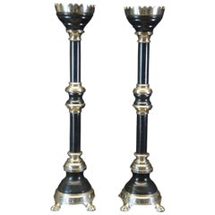 Paire de chandeliers de sol Art Déco en nickel et ébène Sticks d'autel Pieds griffes 37".