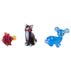 Murano, Italie. Trois figurines d'animaux miniatures en verre. Cerf, poissons et renard