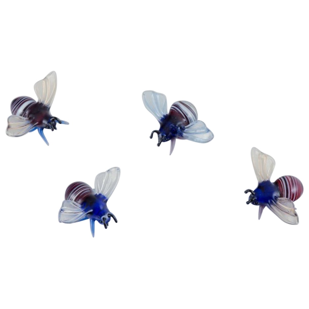 Murano, Italien. Eine Sammlung von vier Miniatur-Glasfiguren von Bienen.