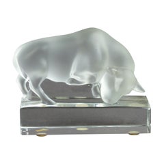 Sculpture en forme de taureau en verre dépoli signée Lalique