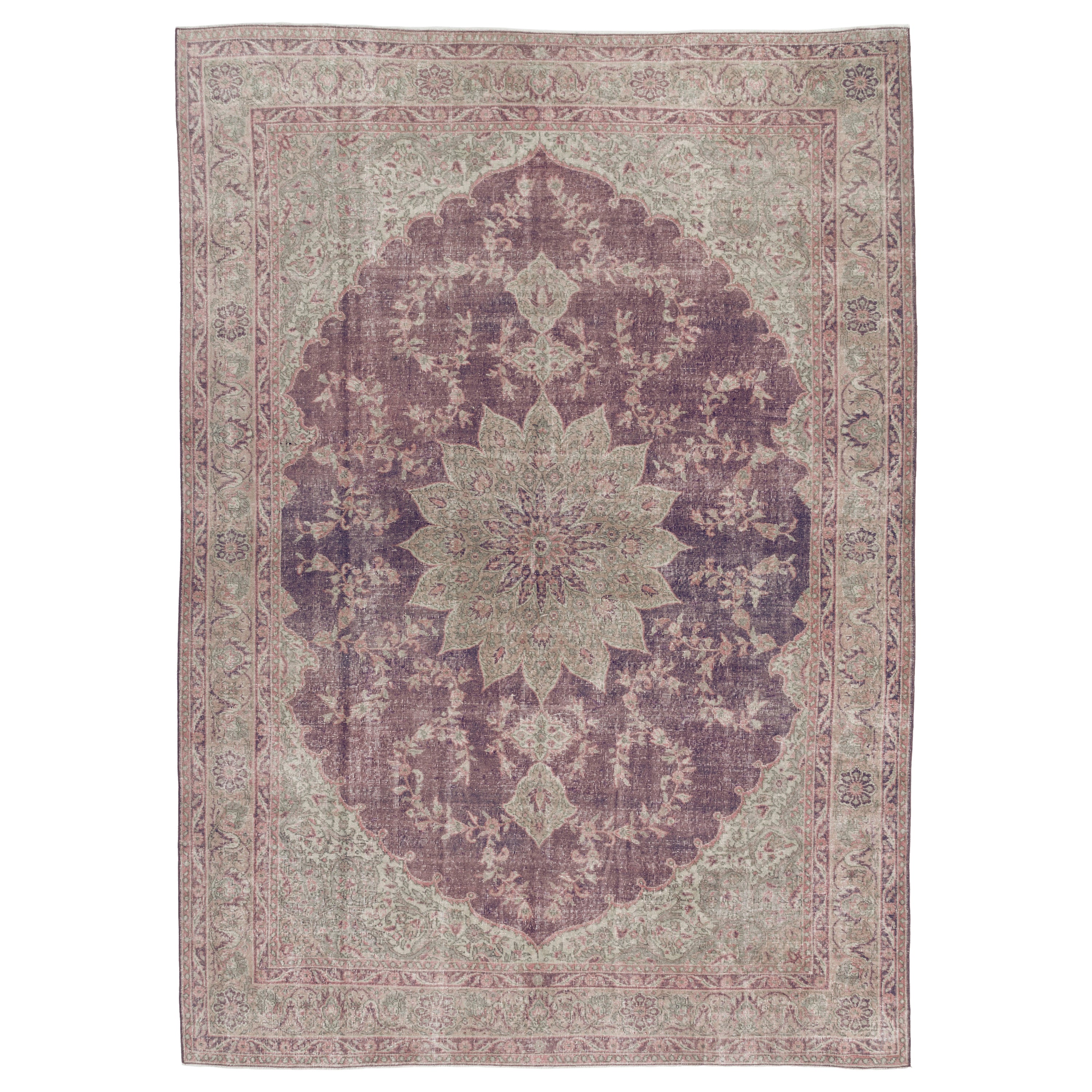 8x11.2 Ft Vintage Handmade Turkish Area Rug with Medallion Design in Soft Colors (Tapis turc vintage fait à la main avec des médaillons dans des couleurs douces)