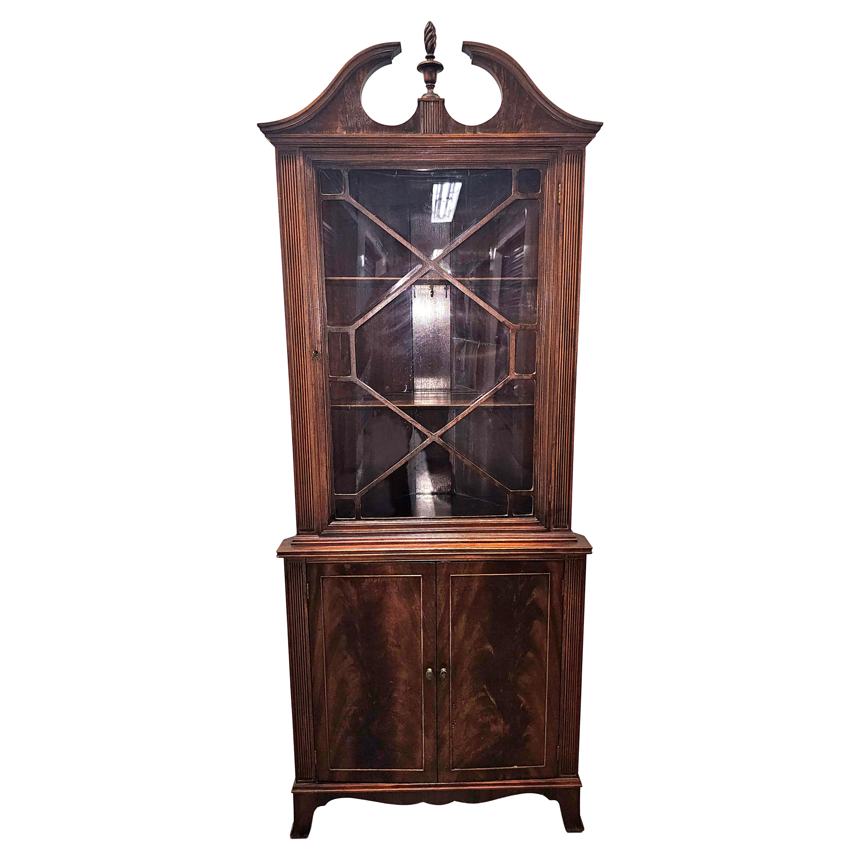 Armoire d'angle géorgienne du 19ème siècle en acajou tourbillonnant