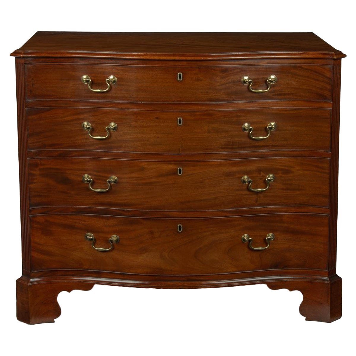 A mahogany four-drawer serpentine chest of drawers For Sale