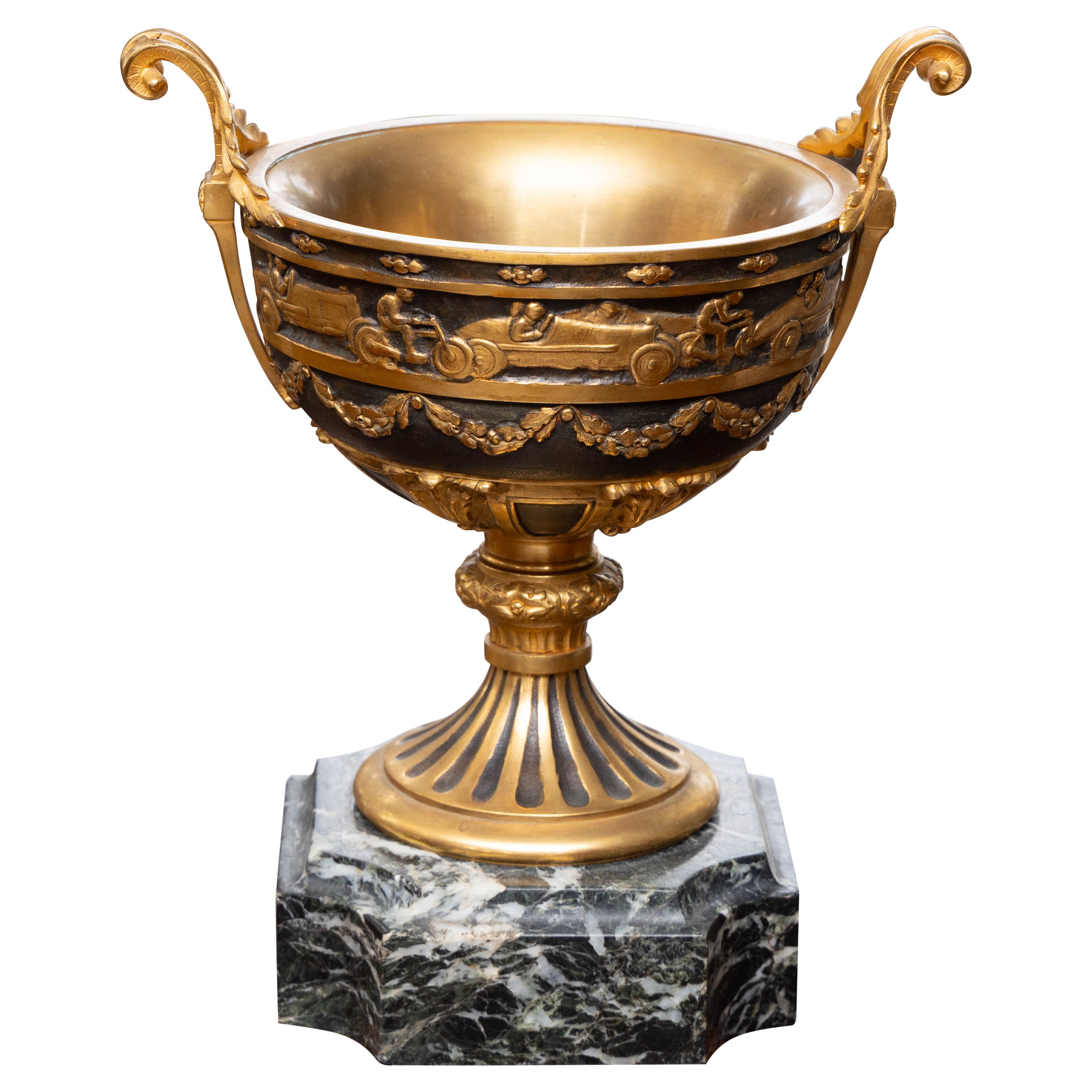 Urne aus patinierter und vergoldeter Bronze im Trophey-Stil im Angebot