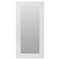 Moderner weiß lackierter Spiegel in voller Länge