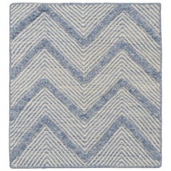 Tapis contemporain à motifs de chevrons blancs et bleus de Rug & Kilim