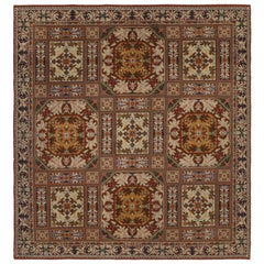 Tapis européen vintage beige-brun à motif floral géométrique par Rug & Kilim