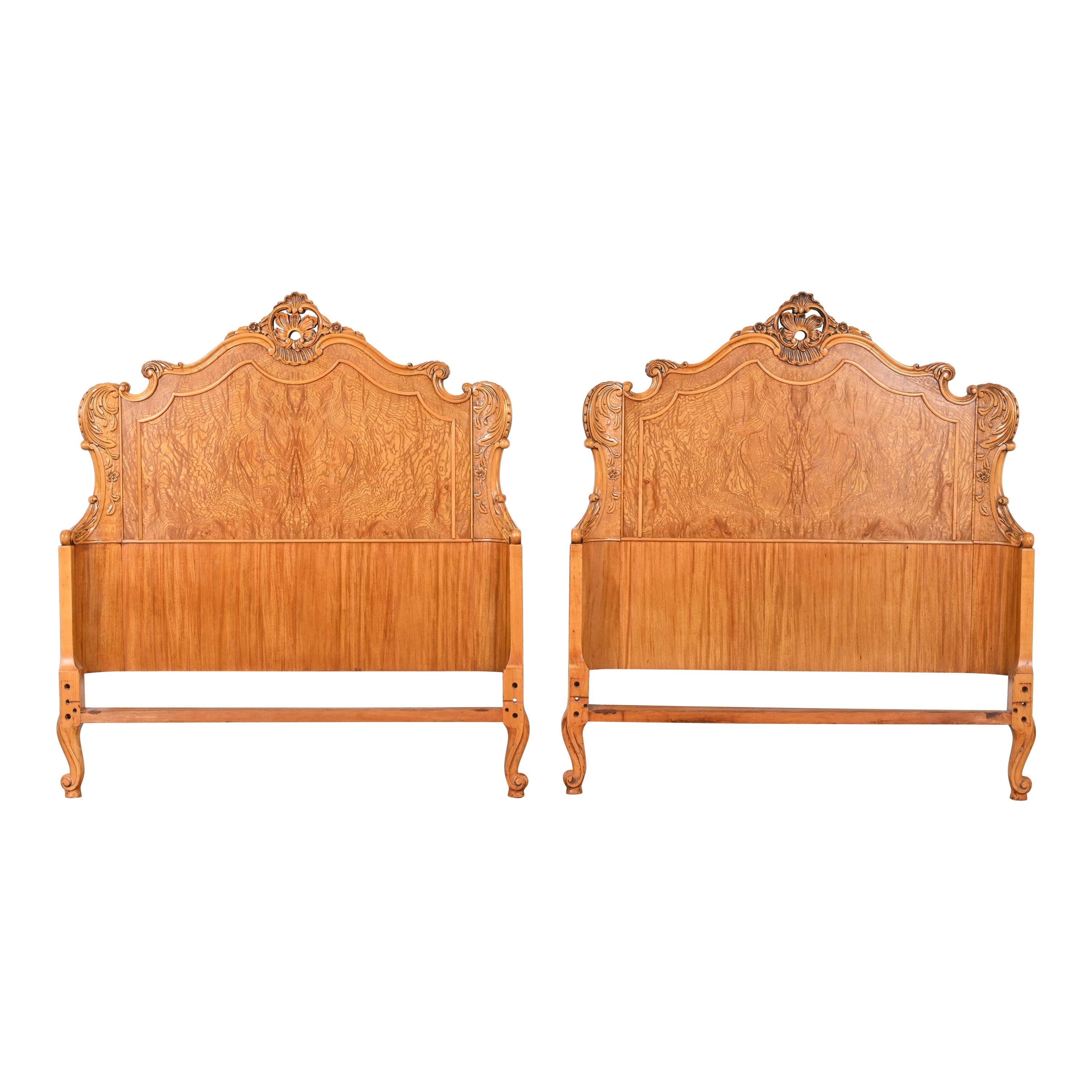 Têtes de lit jumelles Louis XV provinciales françaises Romweber en bois de ronce, vers 1920