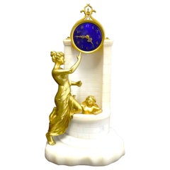 Reloj de chimenea figurado francés de mármol blanco y ormolu