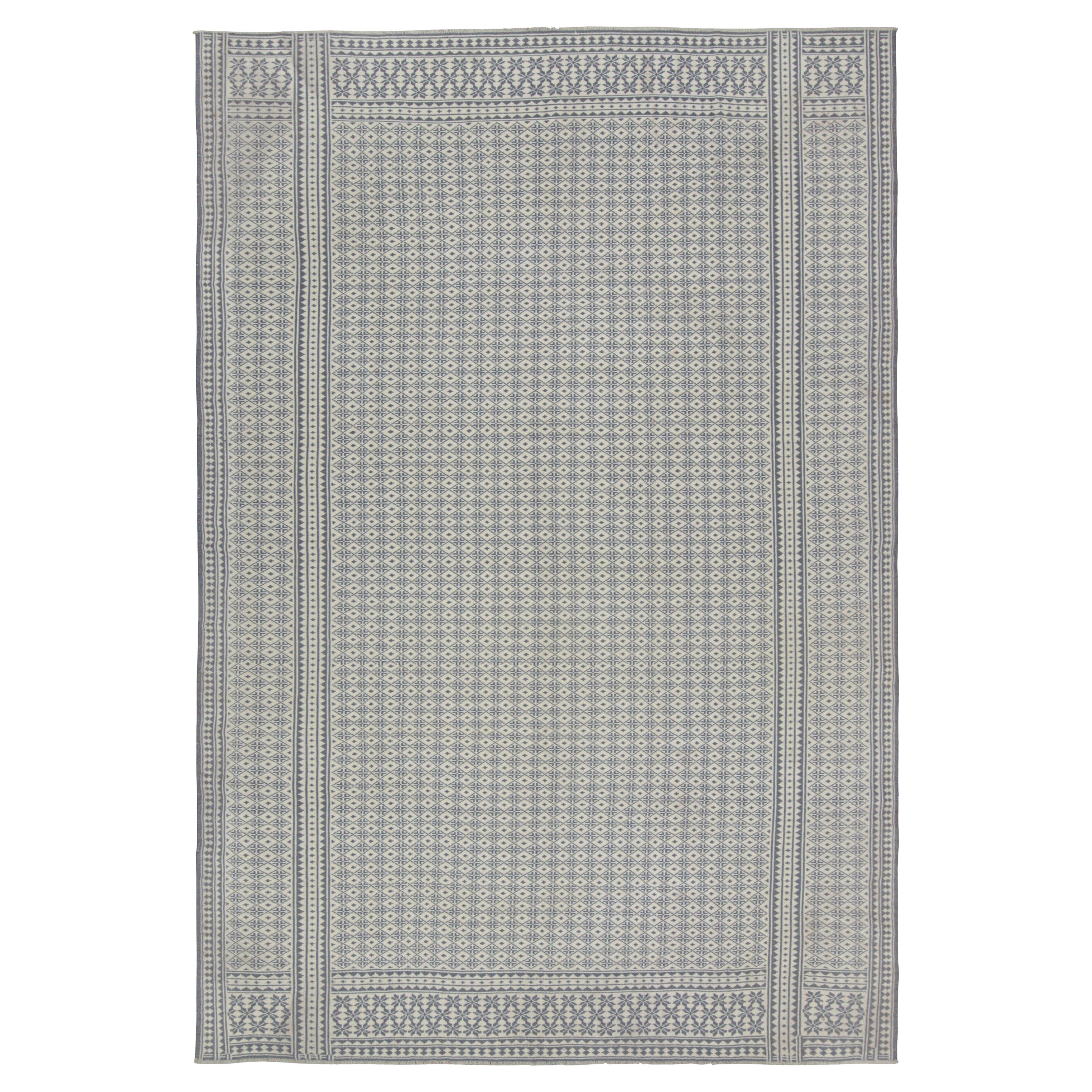 Rug & Kilim's Zilu Style Kilim in White and Blue-Gray Geometric Pattern (Kilim de style Zilu à motif géométrique blanc et bleu-gris)