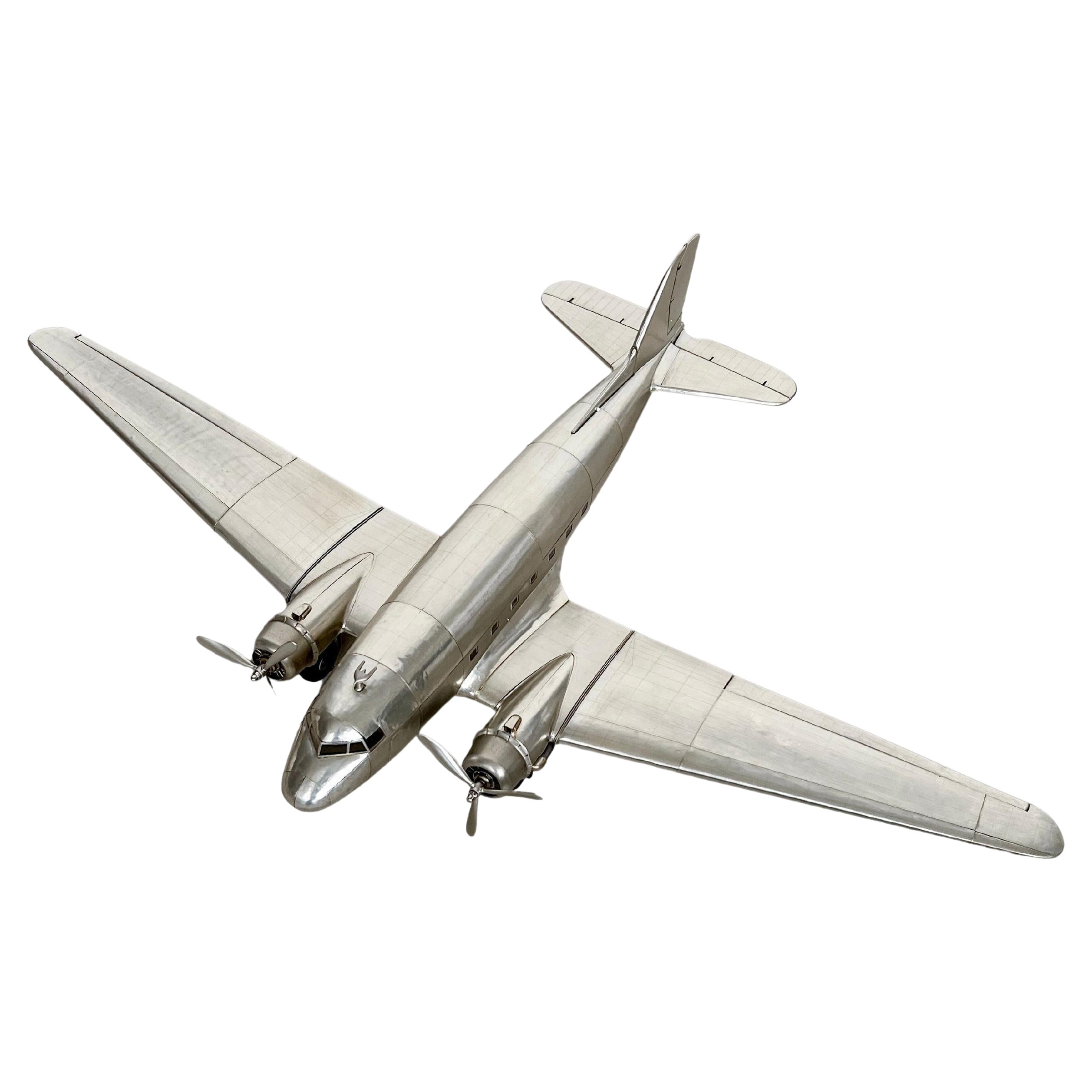 Douglas Dc-3 Aircraft Modell, groß, reichhaltig detailliert, stromlinienförmiges Metallflugzeug im Angebot