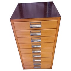 Vintage 1980s 9-drawer chest of drawers.