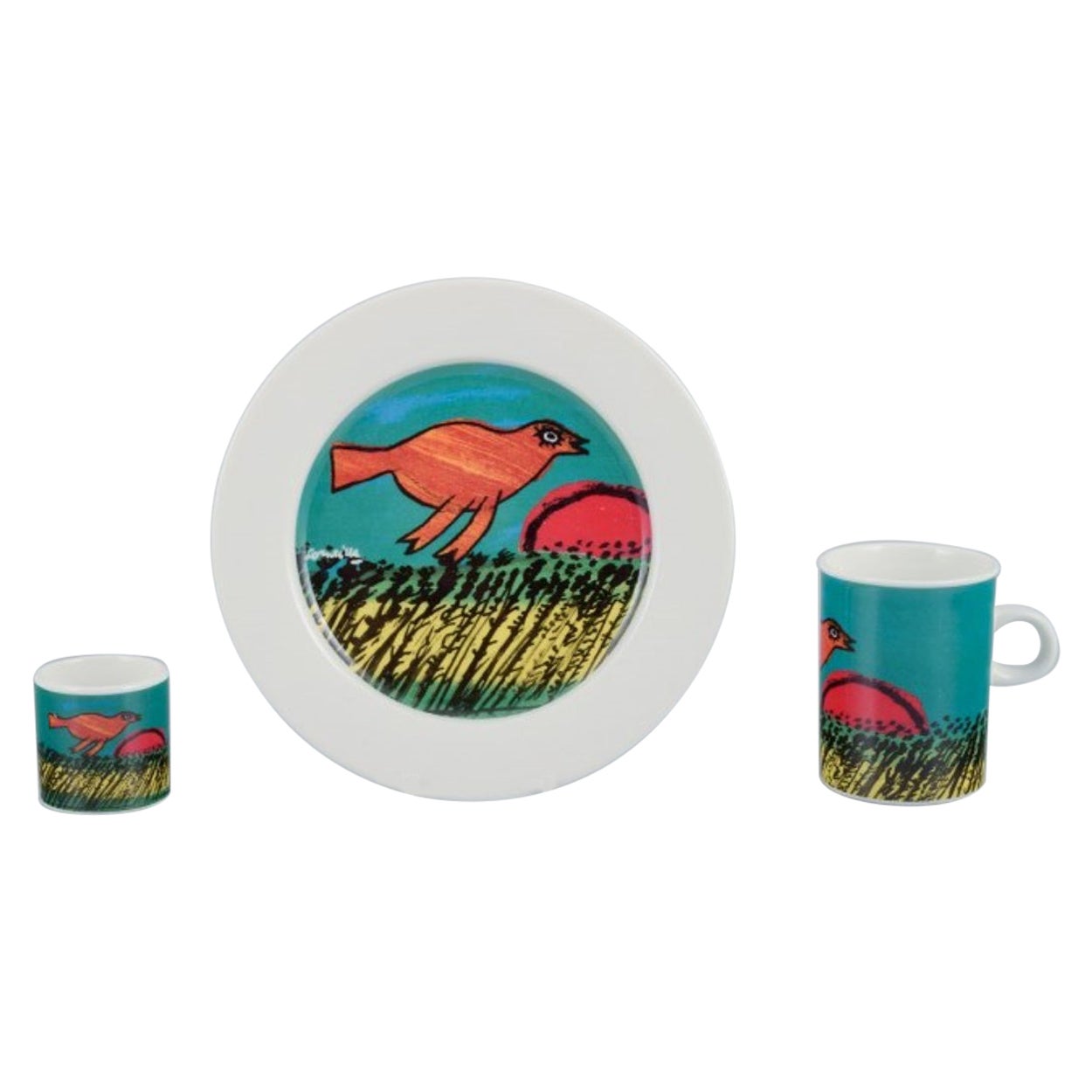 Corneille. Tasse à café, assiette et tasse à œuf en porcelaine décorée d'oiseaux.