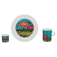 Corneille. Tasse à café, assiette et tasse à œuf en porcelaine décorée d'oiseaux.