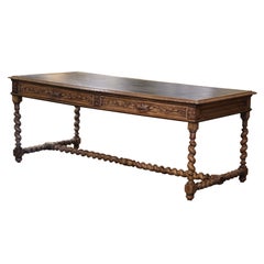 Großer französischer Tisch aus gebleichter Eiche mit geschnitzter Lederplatte und Schublade aus dem 19.