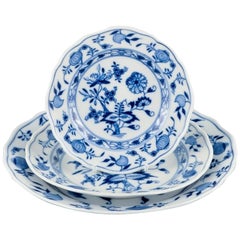 Meissen, Allemagne, trois assiettes à motifs d'oignons bleus de tailles différentes. 