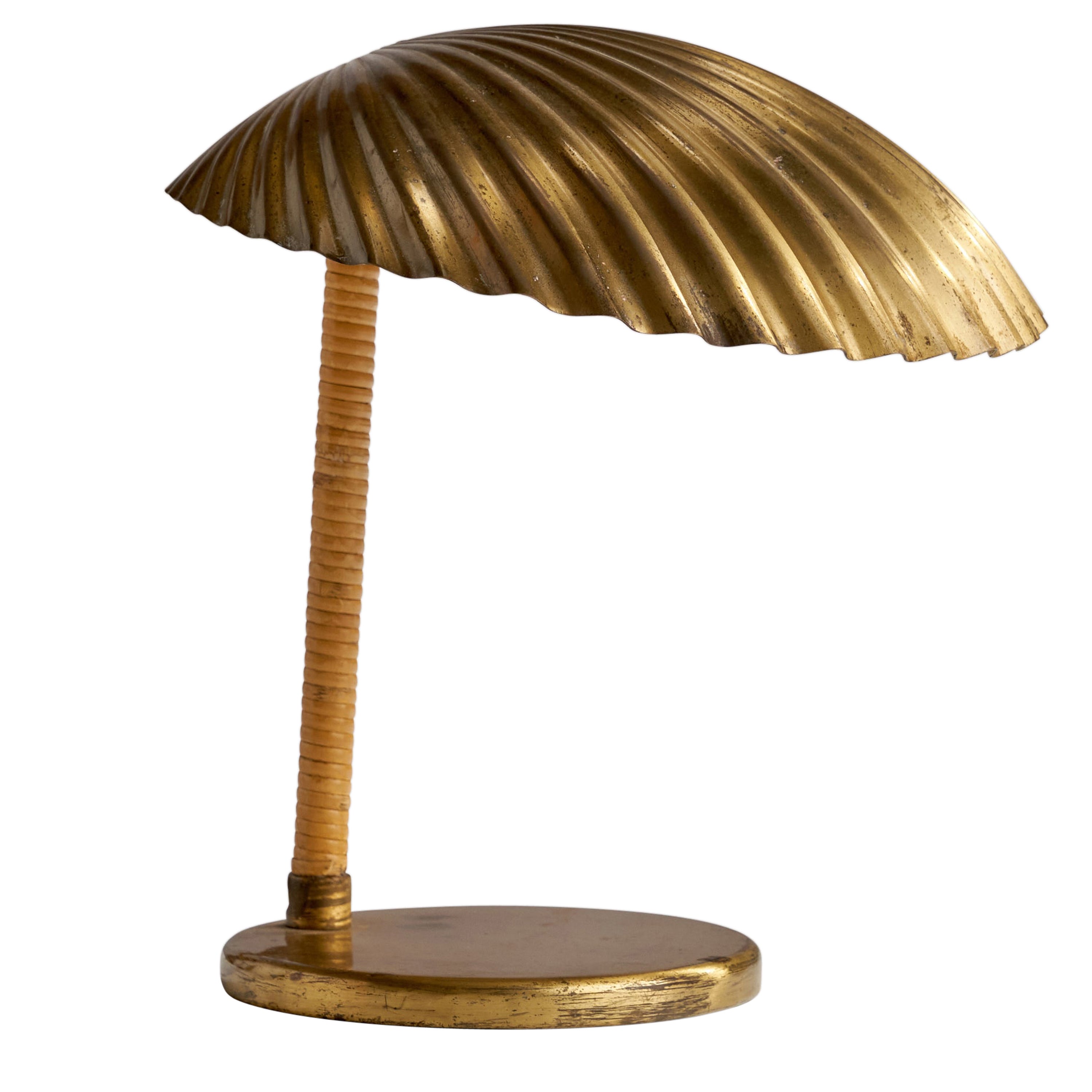 Tischlampe „Simpukka“ von Paavo Tynell, Messing, Rattan, Finnland, 1939 im Angebot