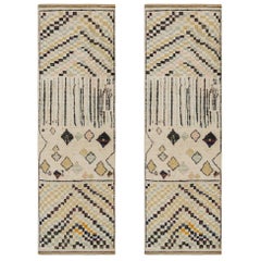 Tapis de course beige à motifs géométriques colorés de Rug & Kilim, style marocain
