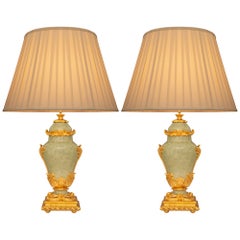 Paar Französisch 19. Hellgrüne Feuerglasierte Porzellanlampen im Stil Louis XV. im Louis XV.-Stil
