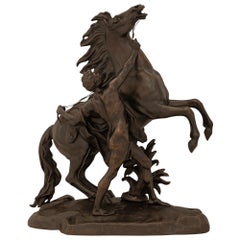 Statue française du 19ème siècle en bronze patiné représentant un cheval et un palefrenier