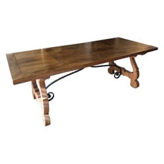 Belle table de salle à manger ou bureau monumental de style espagnol en chêne et fer