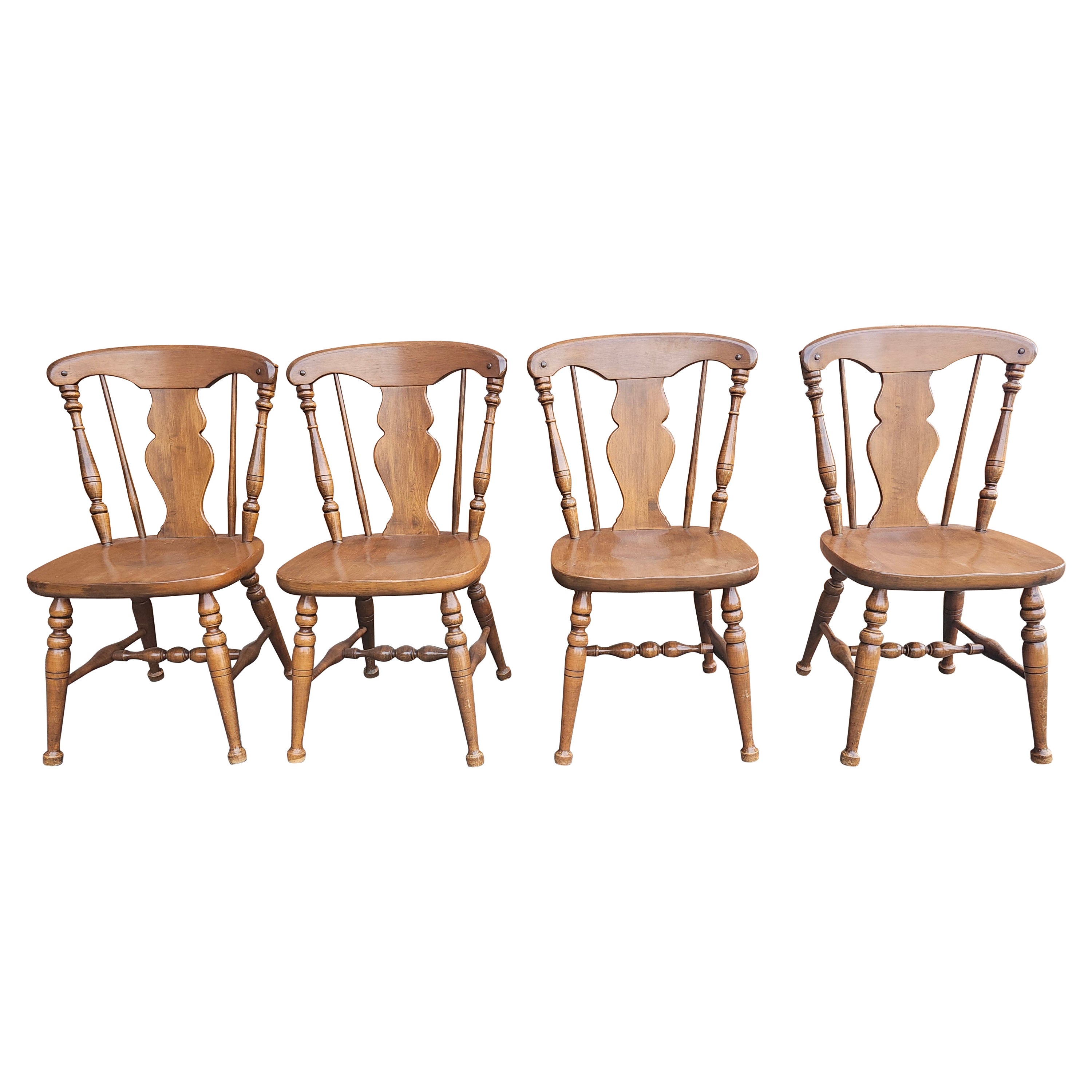 Heywood Wakefield ensemble de 4 chaises à dossier plat de style colonial en érable dur et érable cannemon en vente