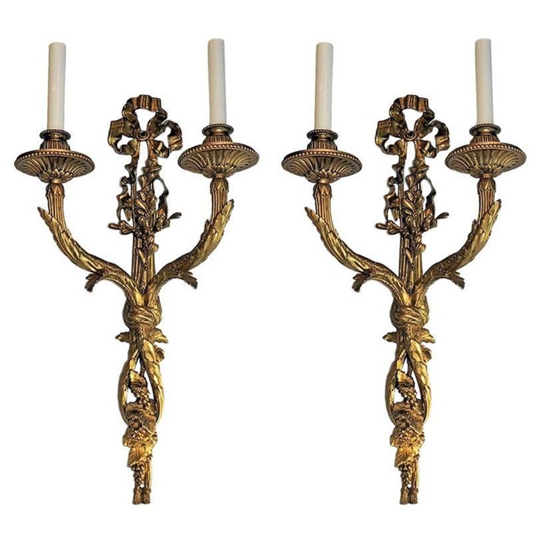 Élégante paire de grandes appliques Caldwell françaises en bronze doré avec rubans floraux