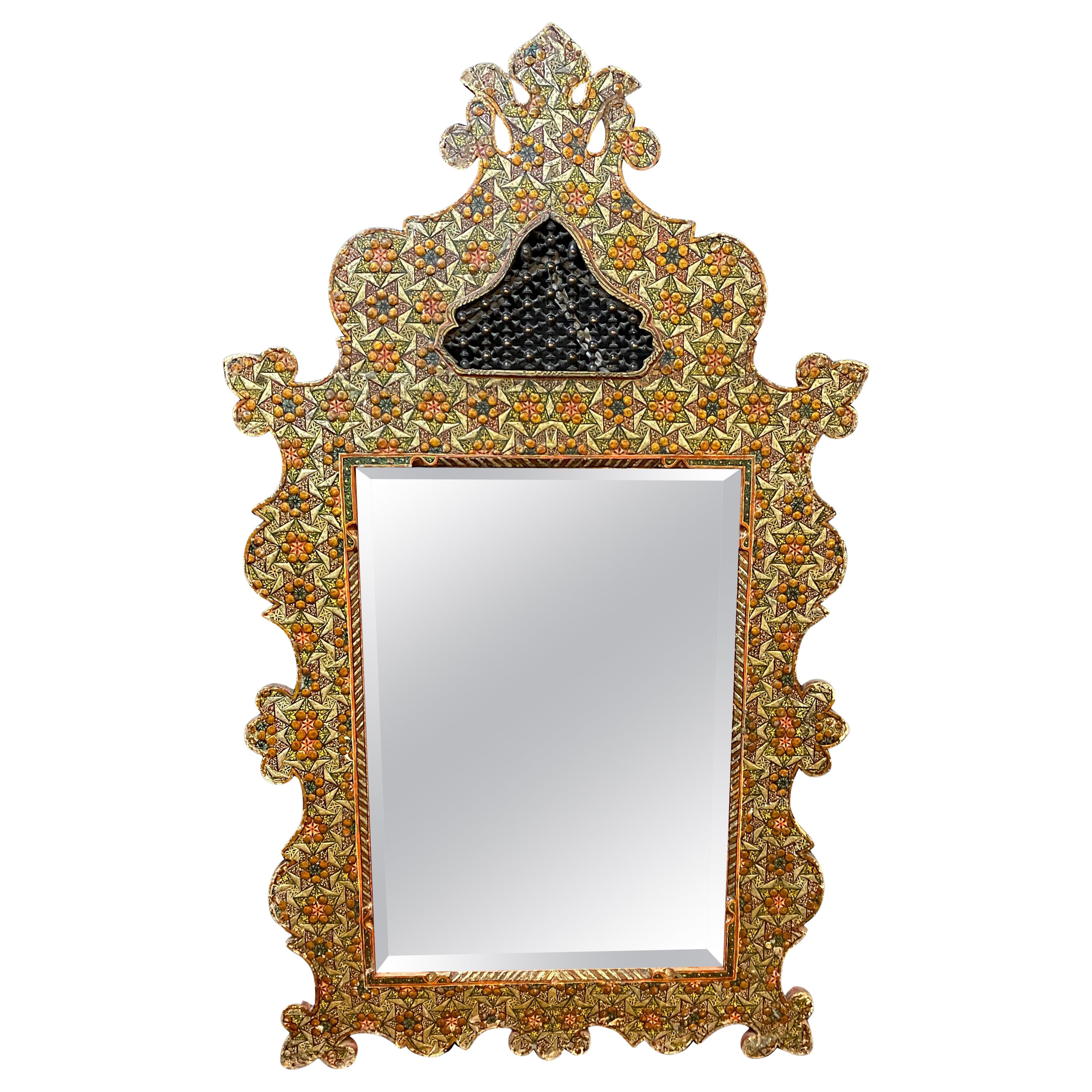 Ancien grand miroir oriental en bois gravé et polychromé ; miroir biseauté en vente