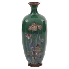 Rare vase japonais en émail cloisonné vert avec fleurs d'iris en fleurs