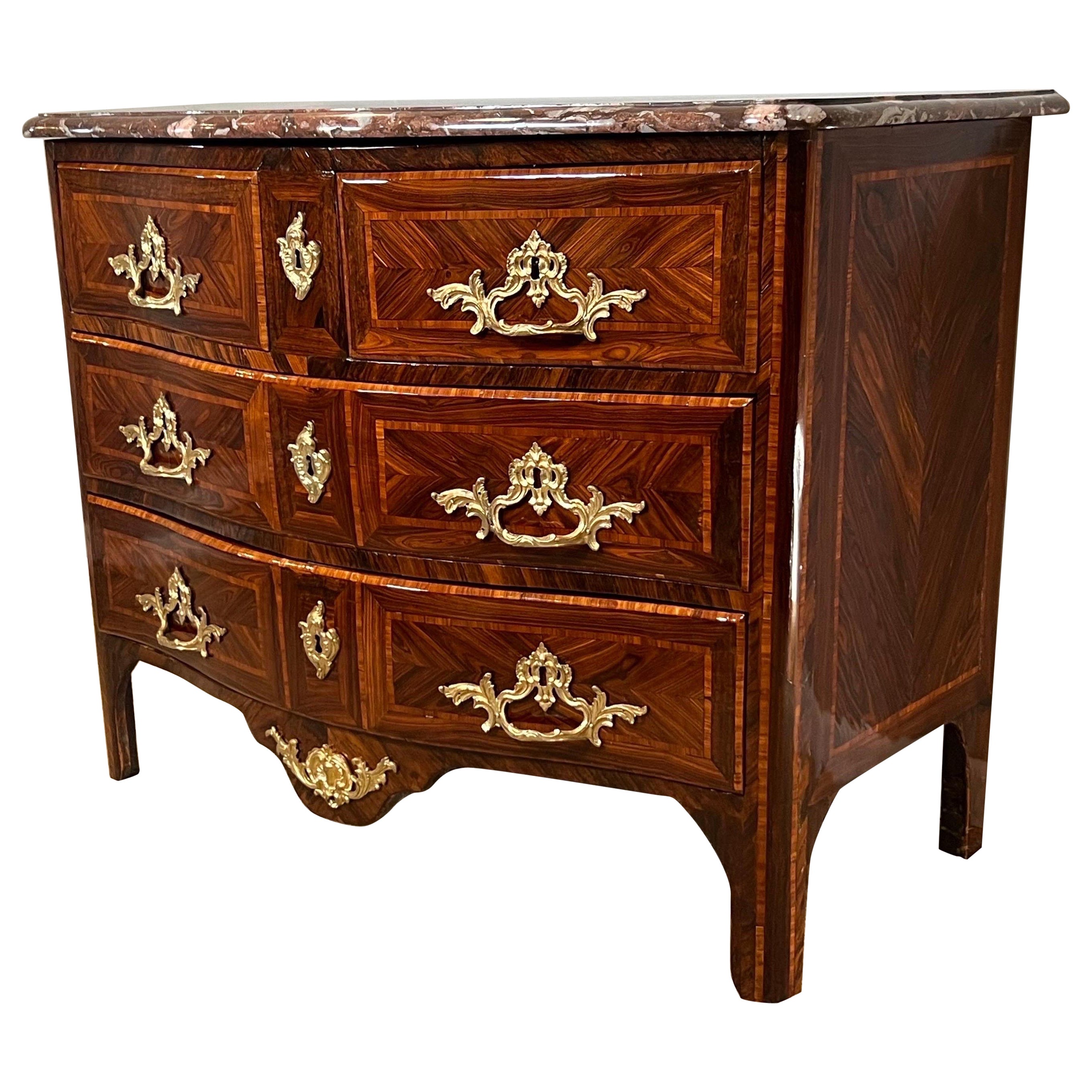 Commode en bois de rose et incrustation de bois de roi, à dessus de marbre rouge, montée sur bronze. en vente