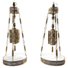 Paire de lanternes exotiques mauresques suspendues en laiton et cristal et tables d'appoint en marbre 