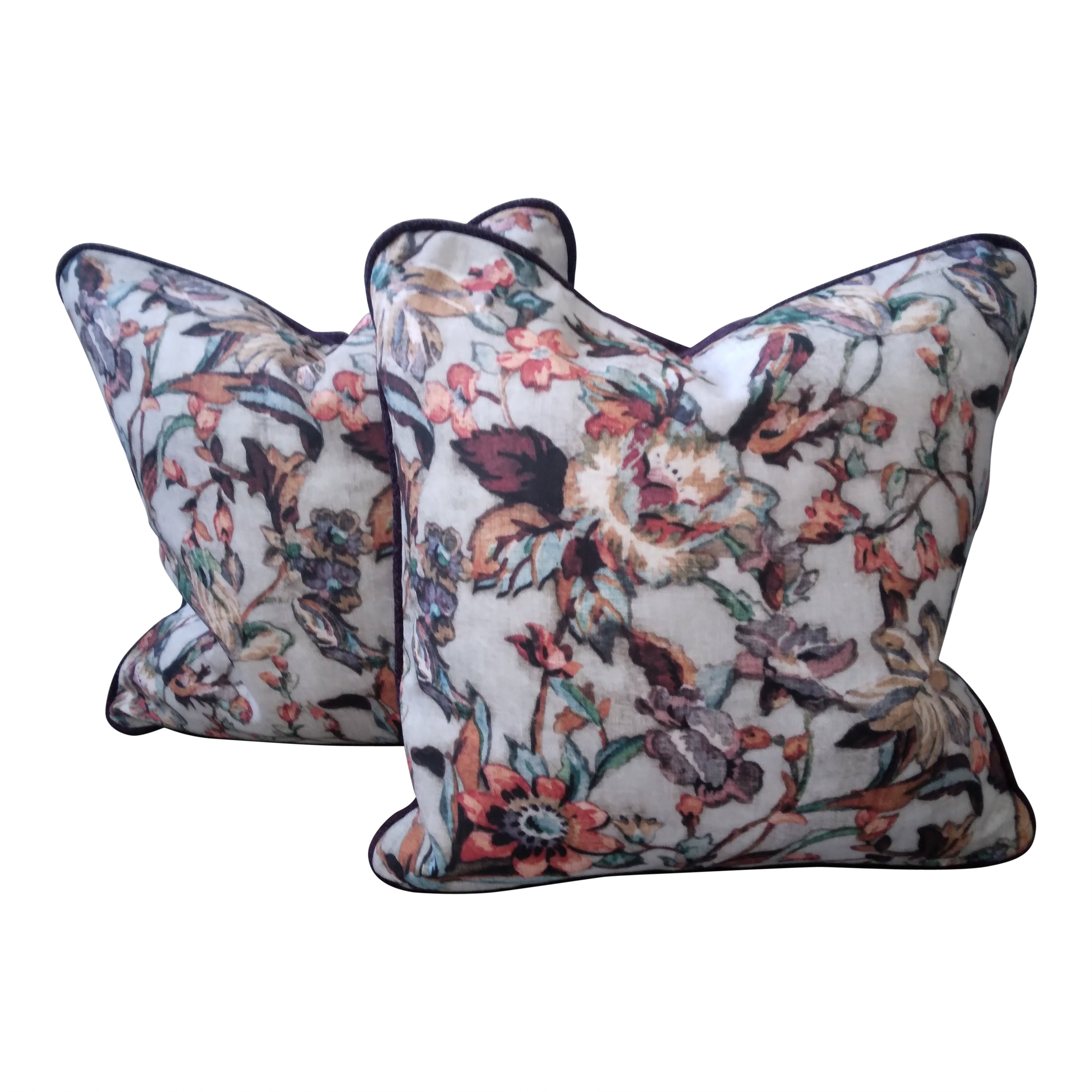 Floral Leinen-Überwurf-Kissen mit lila Chenille-Rücken – ein Paar  im Angebot